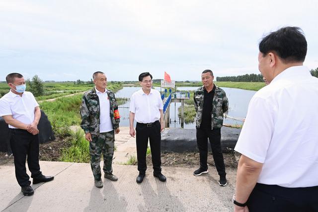 防汛常規(guī)物資中主要包含麻袋吸水膨脹袋,無(wú)紡布吸水膨脹袋,防汛沙袋,防汛噸袋,防汛編織袋,雨衣,雨靴,雨傘,彩條布,工兵鏟,十字鎬,八磅錘,應(yīng)急救生包等。
