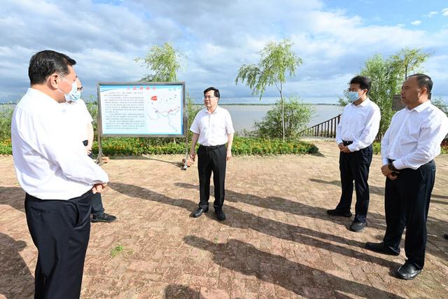防汛常規(guī)物資中主要包含麻袋吸水膨脹袋,無(wú)紡布吸水膨脹袋,防汛沙袋,防汛噸袋,防汛編織袋,雨衣,雨靴,雨傘,彩條布,工兵鏟,十字鎬,八磅錘,應(yīng)急救生包等。