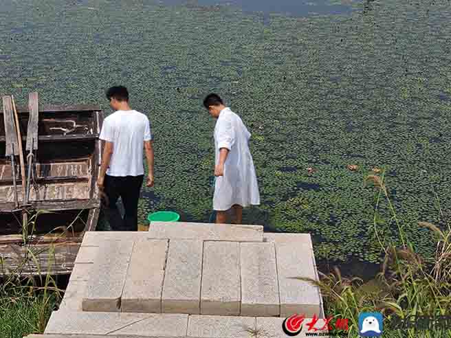 防汛常規(guī)物資中主要包含麻袋吸水膨脹袋,無紡布吸水膨脹袋,防汛沙袋,防汛噸袋,防汛編織袋,雨衣,雨靴,雨傘,彩條布,工兵鏟,十字鎬,八磅錘,應(yīng)急救生包等。