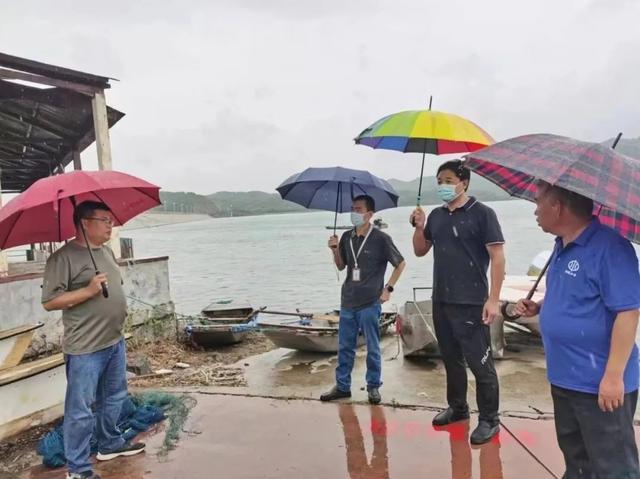 防汛常規(guī)物資中主要包含麻袋吸水膨脹袋,無紡布吸水膨脹袋,防汛沙袋,防汛噸袋,防汛編織袋,雨衣,雨靴,雨傘,彩條布,工兵鏟,十字鎬,八磅錘,應(yīng)急救生包等。