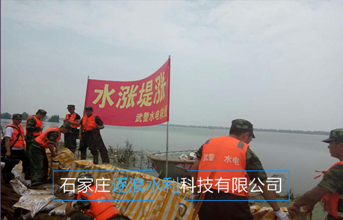 河北沿海地區(qū)，現(xiàn)場為堵水墻建設(shè)工作進(jìn)行中