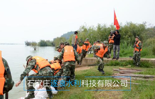 河南黃河沿岸地帶，利用防汛沙袋進(jìn)行擋水工作
